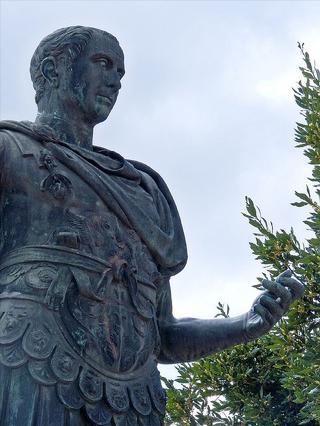 01 Creditor of the ambitious Caesar becomes invincible Caesar knew very well that he had made many enemies with his way of doing politics, which is why he went straight from consul to proconsul.
