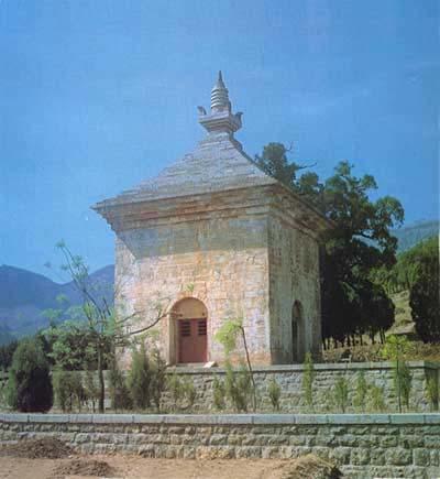 The third style is the pavilion-style or one-story pagoda. Most of them were used as tombs for abbots and other high-ranking monks.