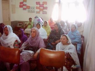 students pray with Hazrat Ameer Ladies