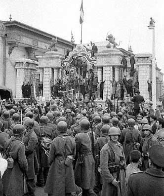 COMMUNIST THREAT IN IRAN PRIMARY SOURCE 1 Iranian soldiers surround the Parliament building in Tehran.