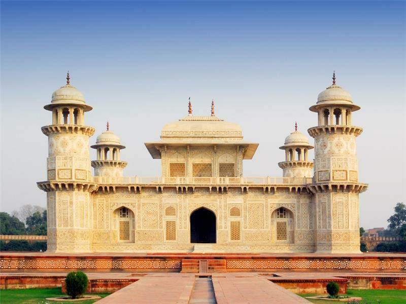 Page 17 of 34 Visit Sikandra (Emperor Akbar's Tomb) Akbar's tomb is the tomb of the Mughal emperor,akbar and an important