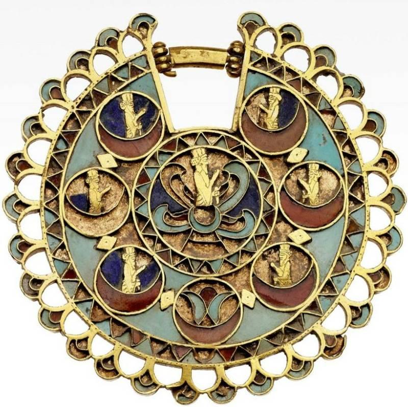 Appendices V.5. Farohar/Fravahar Motif Achaemenid era earring. Gold with cloisonné style inlays of turquoise, carnelian, and lapis lazuli. Diameter: 5.1 cm (2 in.).