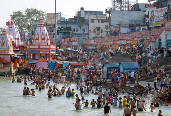 Preparing an Interactive Dramatization: Hindu Pilgrimages Hindu pilgrims bathe in the Ganges River in Varanasi, India. Step 1: Discuss what the image reveals.