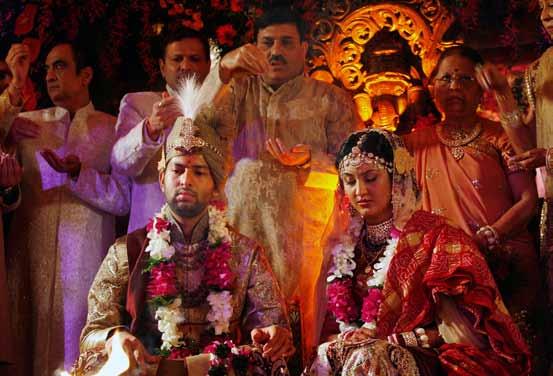 Preparing an Interactive Dramatization: Hindu Marriage Ceremony A bride and groom are shown seated at a Hindu marriage ceremony. Step 1: Discuss what the image reveals.