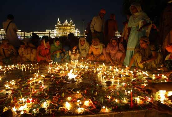 Preparing an Interactive Dramatization: Diwali Hindu families gather at a temple in Amritsar, India, to light candles and lamps to celebrate Diwali. Step 1: Discuss what the image reveals.