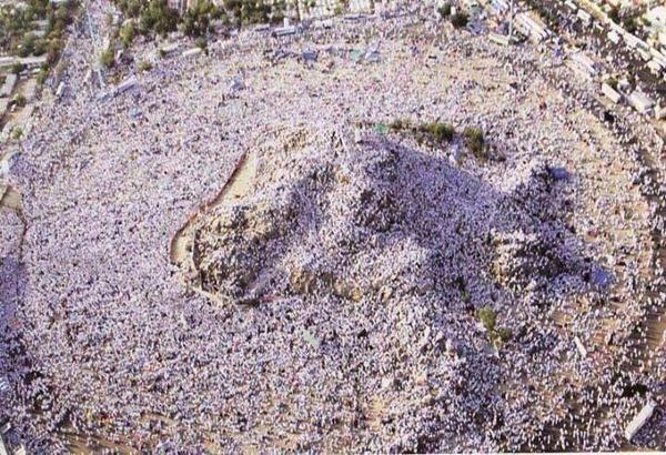 Importance of Arafat day and its place in Hajj By Naseema Zulfiqar NAME AND LOCATION Mount Arafat lies 22 km east of Makkah in the plain of Arafat.