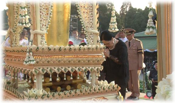 At around 5pm, Her Majesty the Queen Sirikit arrives; she offers a set of five robes to 5 royal monks and initiates the cremation ceremony(25).