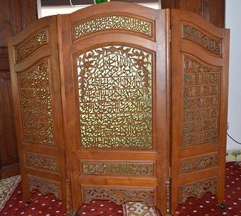 with floral motif and laid in seven lines as shown in Figure 4. The calligraphy carvings demonstrate the devotion of Muslims to their religion and adoration to the Quran.