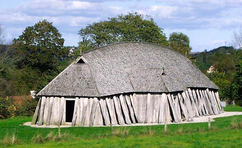A Reconstructed Viking Longhouse A reconstructed Viking Age longhouse (28.