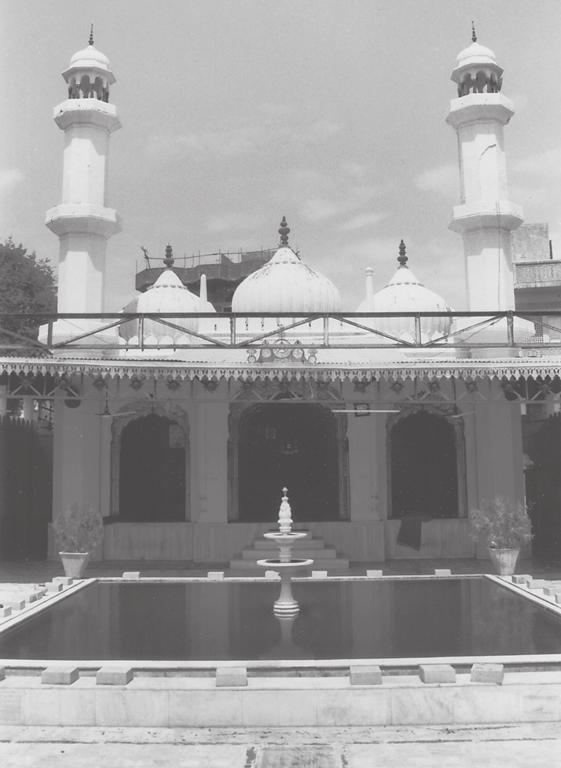 Catherine B. Asher 133 5.6. Mosque of Maulana Zia al-din Sahib, Mahalla Hadipura, Jaipur. tion visible to understand it and other contemporary mosques in the city (fig. 5.6).