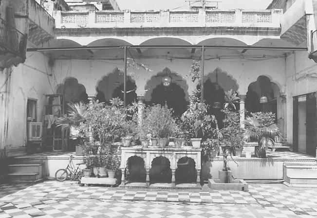 Catherine B. Asher 137 5.8. Interior courtyard of the haveli-style Ladliji temple in Katra Nil, Shahjahanabad, Delhi.