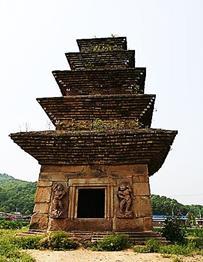 them, Seokgatap and Dabotap n Bulguksa Temple are the most renowned pagoda wth the