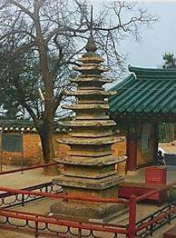 Most of Korean pagodas has square archtectural plan, although some have round plan or