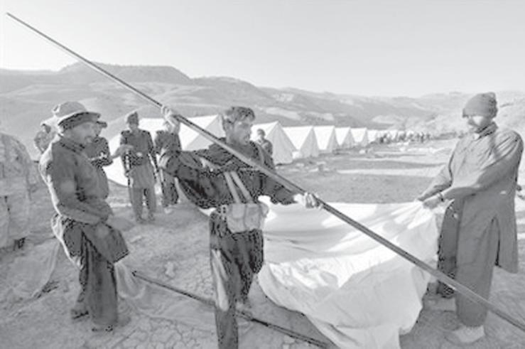 4 THE NEW LIGHT OF MYANMAR Friday, 31 October, 2008 Pakistani soldiers prepare tents for earthquake survivors in Wam on 30 Oct, 2008.
