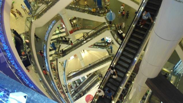 understood the gospel clearly. So that gives me confidence. Here is a shopping mall in Bangkok. It goes about eight or nine stories up. But it s not that wide.