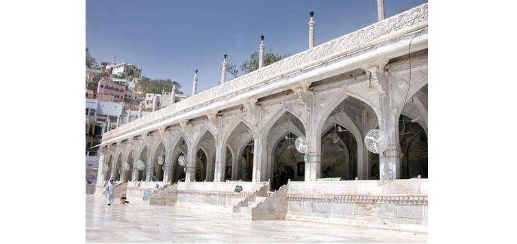 15. Jama Masjid - Ajmer, Rajasthan - 1638 This grand mosque - Jama Masjid of Ajmer is located in Lohakhan Colony of Ajmer (Rajasthan) was constructed under the supervision of Shahjahan in 1638 as a
