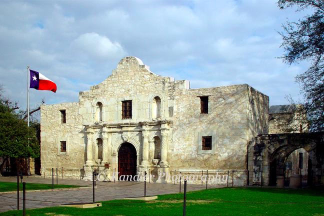 THE ALAMO MARCH 6, 1836 SANTA ANNA LEADS AN ARMY OF 6000 AND DEMANDS THAT