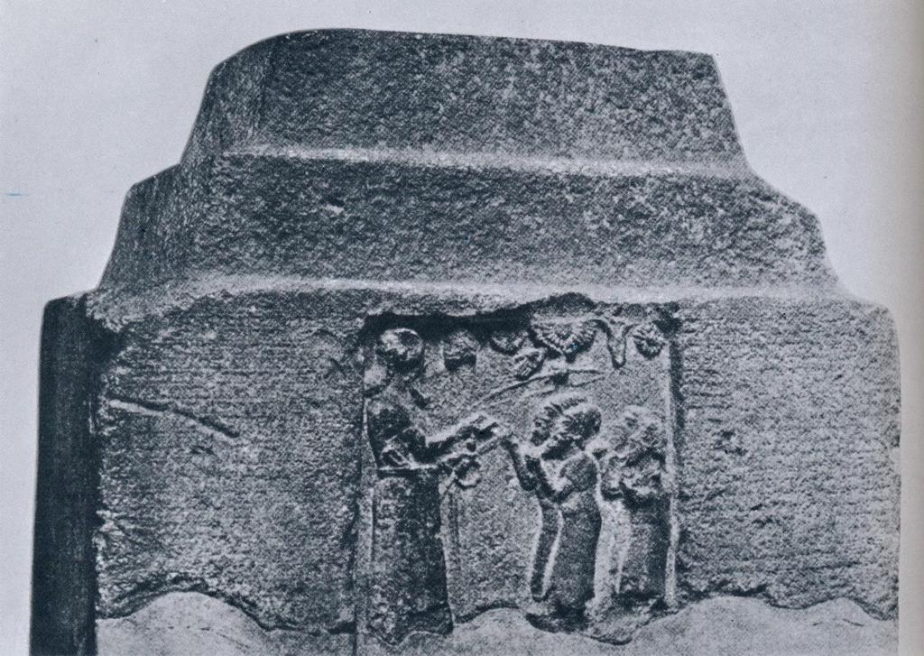 be found at a later date in Mesopotamia. The broken obelisk, from approximately 1110 BCE, shares similar motifs and icons seen in both earlier Mesopotamian renditions and in Amarna art (Figure 25).