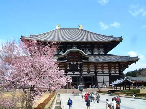 Nara's Todaiji temple largest wooden building in the world Emperor Shomu (701-756) made Buddhism