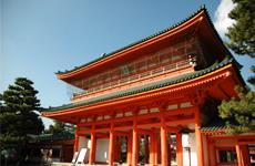 The main shrine was built by Toyotomi Hideyori in 1607. There is the middle gate, the east gate and so on.