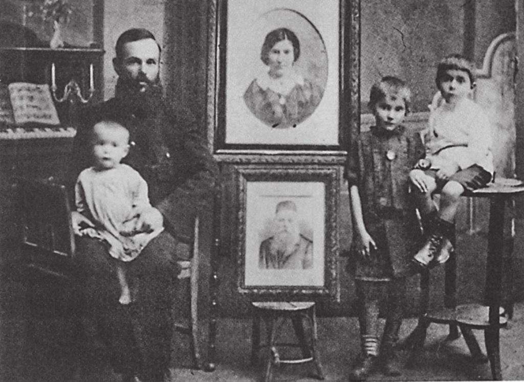 From Photojournalist to Memory Maker Fig. 9.2. Khaldei s Family in 1920. Courtesy of Evgenii Khaldei and the Fotosoyuz Agency.