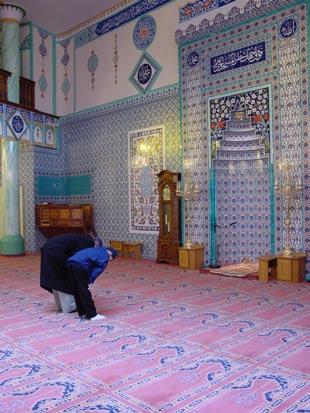 Inside the prayer room there is no furniture for worshippers to sit on but space to pray, read the Qur an and rest, for example during Ramadan.