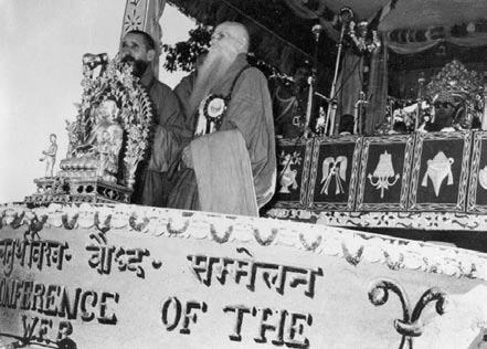 M. Talts Friedrich Voldemar Lustig ja Karlis A. M. Tennisons (Vend Vahindra) esinemas rahvahulgale Kathmandus IV Ülemaailmsel Buddhistide Konverentsil 1956. aastal.