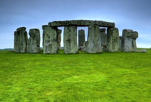 Third Phase: (c. 2550-1600 BCE ) Sub-phase One ( Circa 2,550-2,600 / : Bluestone Arrive ) Stonehenge III is the stone circle that is still visible today.