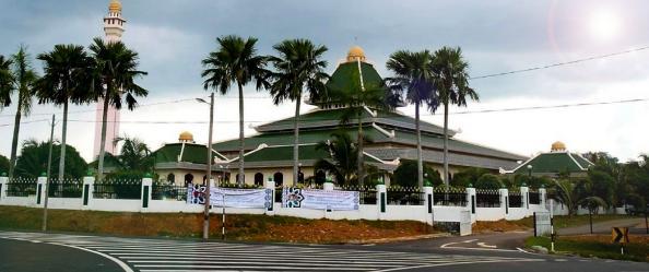 sequence= The Kampung Laut mosque can be distinguished by the used of its roof form. The mosque has three-tier pyramidal roof form and it is built around 16 th to 17 th century (Tajuddin, M., et al.