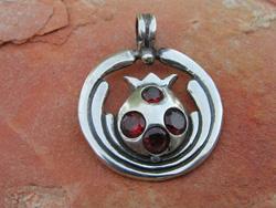 & garnet. 1.1" DR2036 anything which is put within it. 925 sterling silver.