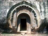 18. In which archaeological site do we find the Dhamek and Dharmarajikastupa?