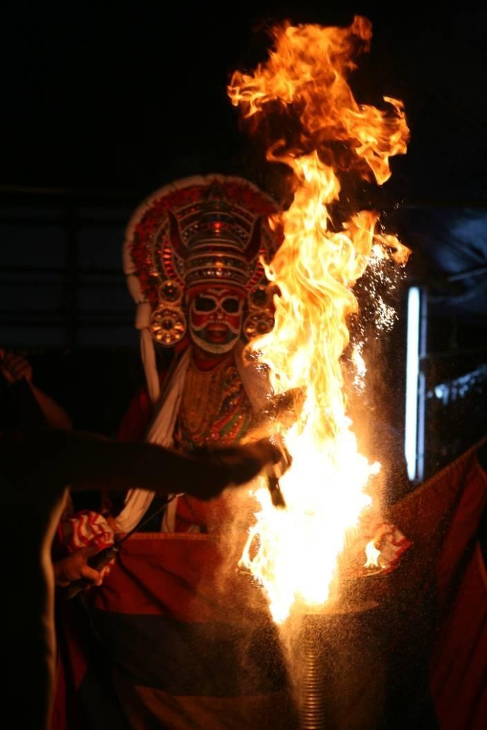The Kuruvan keeps the country torches burning The Veluthedan (Patiyan) washes the clothes and other costume