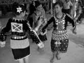 4 The indigenous people celebrating the Harvest Festival Kadazan-Dusun, the main natives of Sabah POPULATION There are more than 32 indigenous people groups and 50 languages in Sabah.