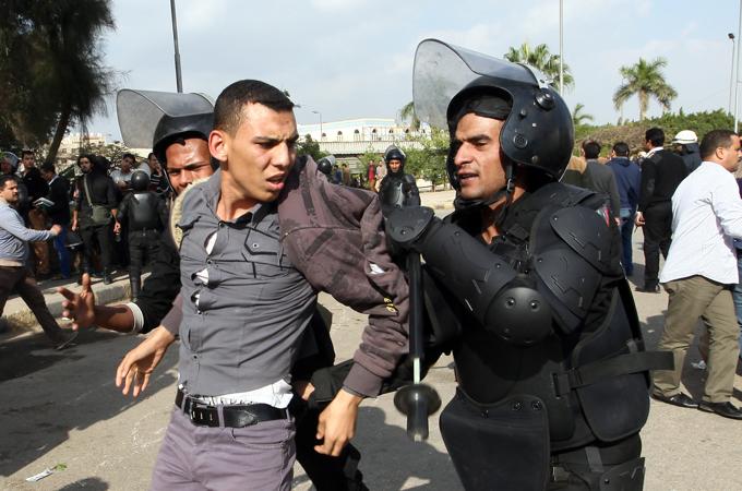 Egyptian security forces subdue peaceful protests post-coup [Associated Press] Abstract A string of armed attacks on military personnel and buildings in cities of the Nile Valley and Sinai Peninsula