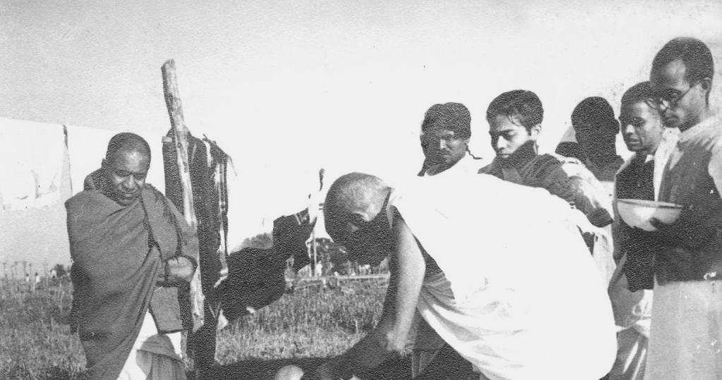 234- Mahatma Gandhi, giving his daily 15 min.