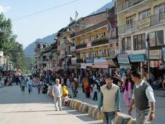 Mall Road - Mall Road is the lifeline of Manali as the whole city revolves around this attraction. It is the heart of the city where bus and taxi stands are located.