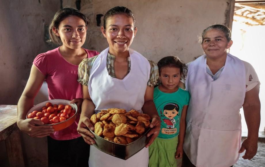 SECOND SUNDAY OF LENT FEBRUARY 25, 2018 CRS Rice Bowl Week Two: Focus on Nicaragua Portrait of Loyda Hernandez, 18, Cesia Hernandez, 21, Haydee Gomez, 53, and Esther Hernandez, 7, at the family