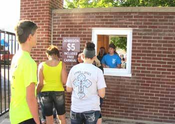 Page 6 Readlyn Chronicle Wednesday, August 31, 2016 Wapsie Valley Future Farmers of America Wapsie FFA member Breanna Hakeman collects money at the gate entrance to the fair.