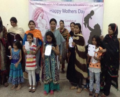 It was a wonderful sight when all the daughters present at the occasion presented cards, flowers and gifts to their mothers. A very sentimental touch of the moment.