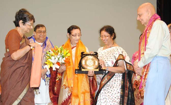 Justice Dr. Manjula Chellur felicitate Smt. Rani Karnaa, legendary dancer in the presence of Sri. Sunderlal Mehta, President, BVB worldwide while others join.