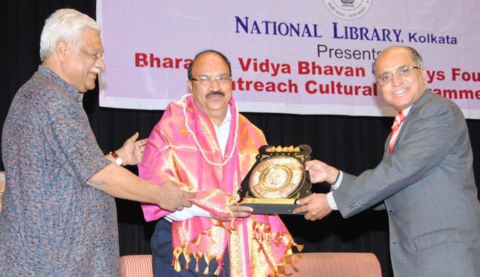 Sri. Surenderlal Mehta, President, BVB, Worldwide felicitates Smt. Sutapa Talukdar Renowned Odissi Danseur. Also seen in the picture Dr.