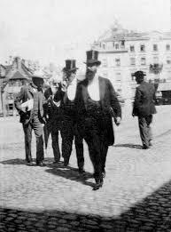 style.) You may have seen photographs of that First Zionist Congress. In them, the participants are wearing top hats and tails. That was Herzl s idea.