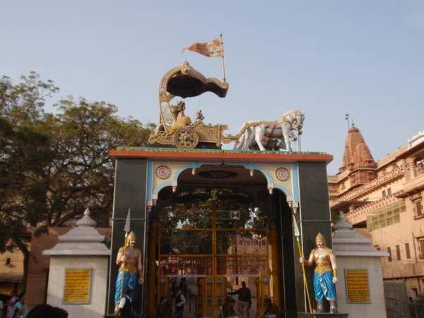 the place where the avatar of Vishnu was born), I saw the chariot that was the focal point of the epic battle.