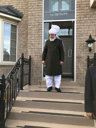 For a few moments, Huzoor stood on the steps outside his residence waving at the sea of Ahmadis before him.