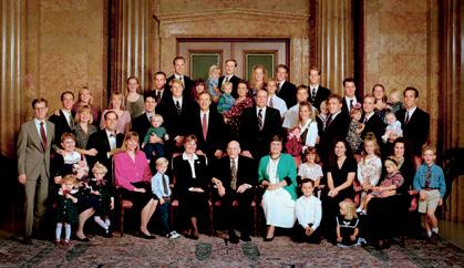Kapitulli 17 Presidenti Hanter me bijtë e tij, nipërit e mbesat e tij dhe familjet e tyre më 2 tetor 1994, ditën pasi ai u mbështet si President i Kishës privilegj i shenjtë, me fëmijë të mirëpritur