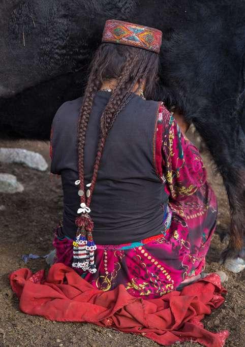 Women have kept their traditional outfits: long skirt,