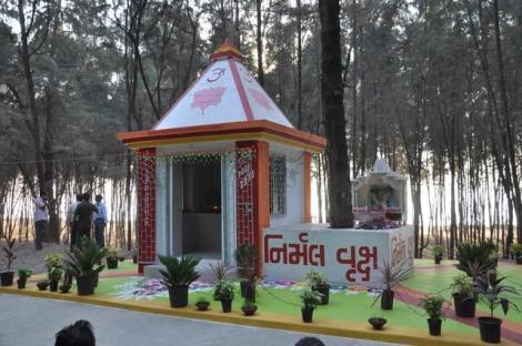 This temple is located alongside the Nirmal Tree, in Nirmal Van, the rechristened name of the forest, by the Forest Department.