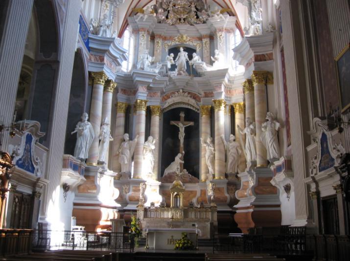 Between 1623-1636, at the initiative of Sigismund III Vasa and later completed by his son Wladyslaw IV Vasa, the Baroque style Saint Casimir chapel by royal architect Constantino Tencalla was built.