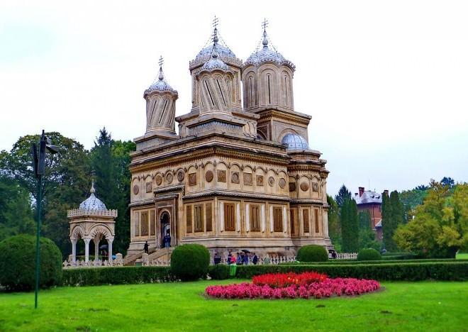 The most important churches in Romania The Metropolitan Cathedral of Timişoara The biggest religious building in Timişoara is the Metropolitan Cathedral of Banat.