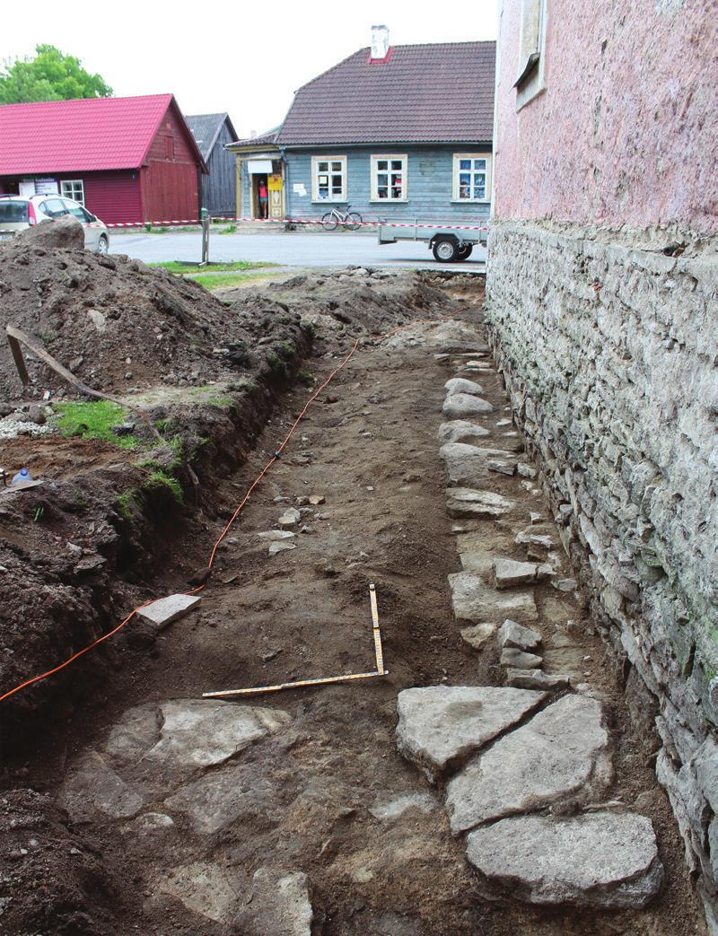 VillU kadakas FOUNDATIONS OF THE SACRISTY Uncovering the foundations of the sacristy on the outside confirmed the suggestion made during the fieldwork of 2007 2008 that the foundations of the